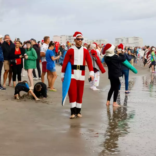 surfistas disfrazados de Santa Claus en Florida