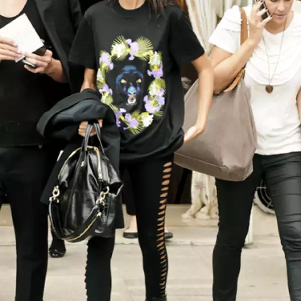 Joan Smalls salió de un desfile con una playera acompañada con leggings calados y botines de estilo `biker´.