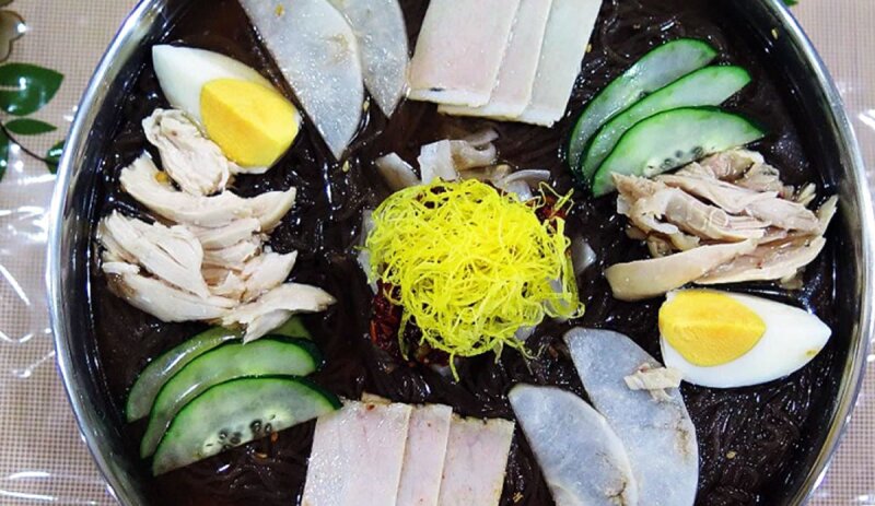 Bandeja de fideos fríos por 8.50 dólares.