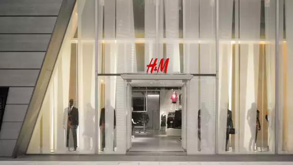 La primera tienda de la firma se abrió en el barrio de Ginza en 2008; actualmente tienen 15 establecimientos, que facturaron poco más de 230 mdd en 2011.