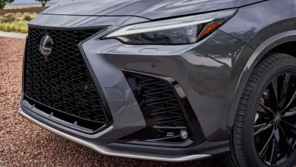 El frente del Lexus NX 350h FSport en color gris. 