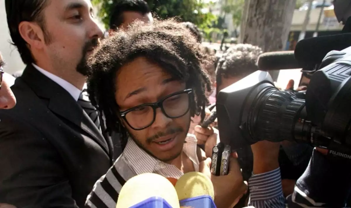 La denuncia en contra del cantante sostiene que violó a dos jóvenes menores de edad.