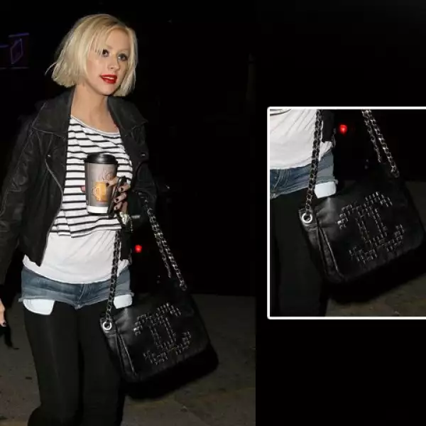 La cantante Christina Aguilera presume su bolsa Chanel mientras se dirige al Millennium Dance Complex para una sesión de baile en North Hollywood, California.