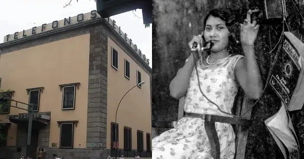 Un edificio antiguo, color café con el letrero que dice Teléfonos. Una mujer usando el teléfono en Veracruz.