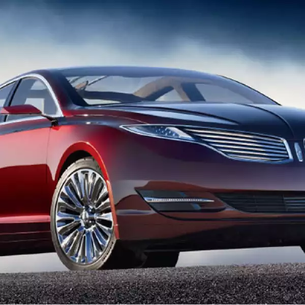 El diseño  del Lincoln MKZ 2013 mantiene el lujo tradicional de la marca, pero con una apariencia aerodinámica y superficies acristaladas; ofrece amplitud para cuatro pasajeros.