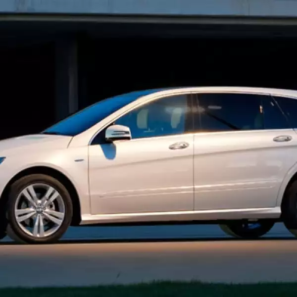 Una pequeña camioneta de lujo que cuenta con la opción de manejo ecológico para sus usuarios.