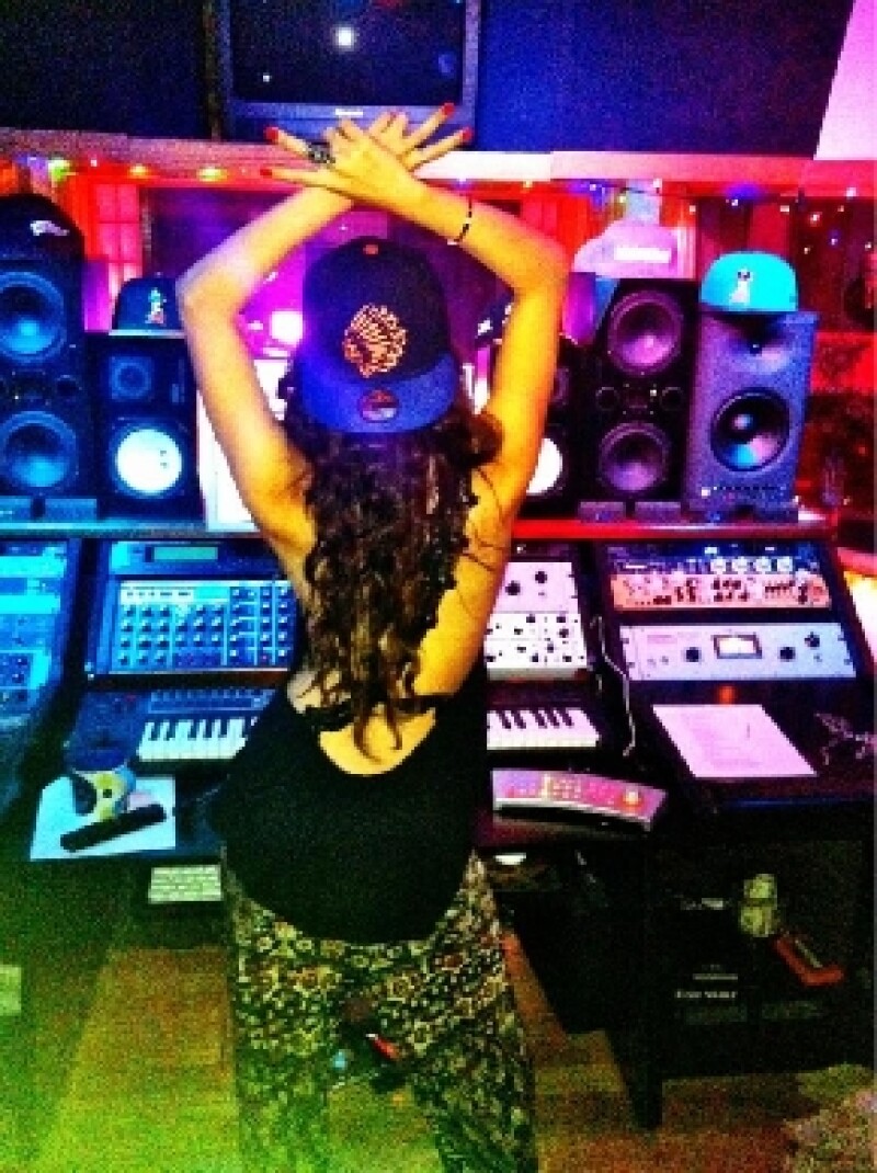 La cantante posteó esta imagen bailando en un estudio de grabación.
