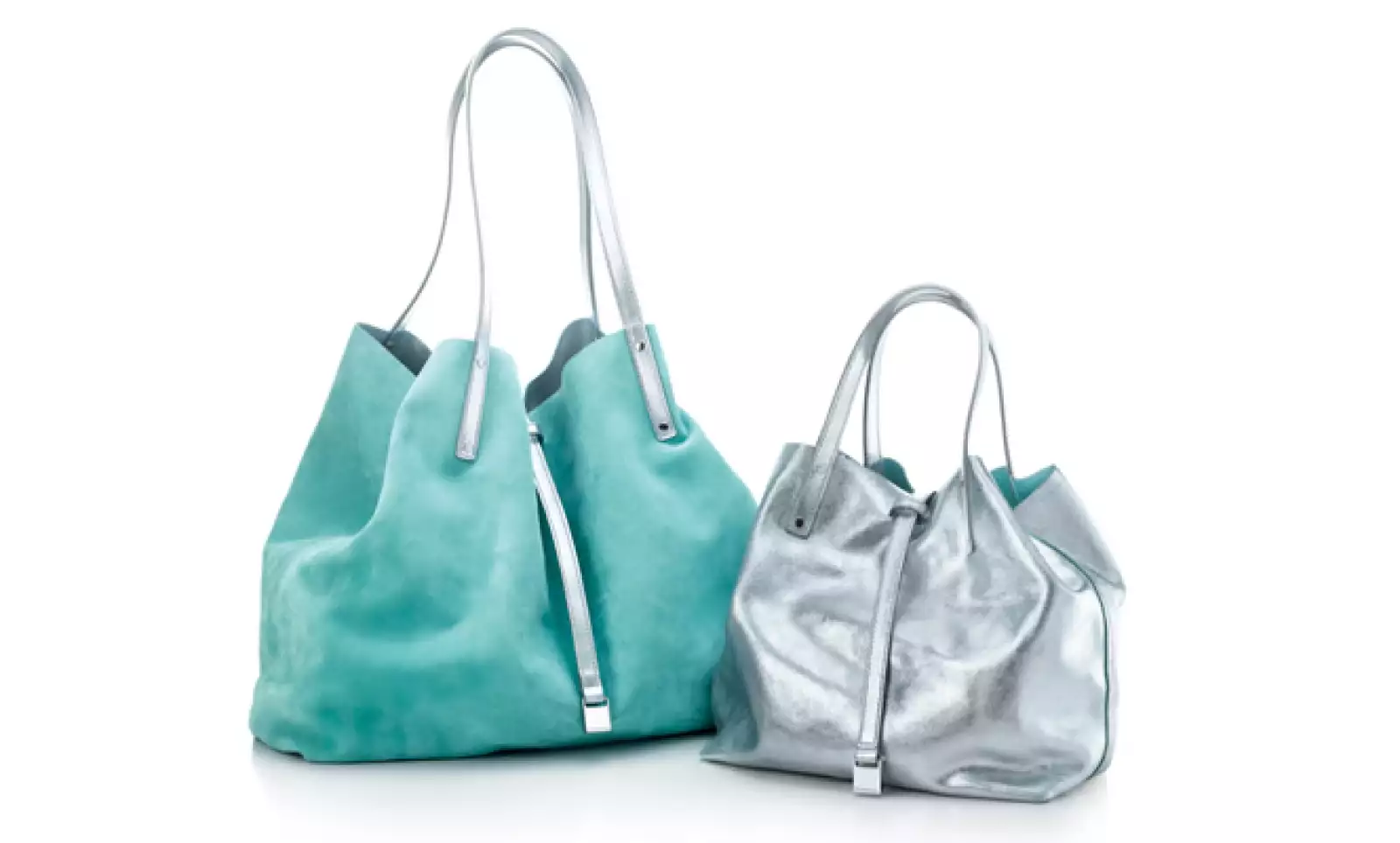 Estas creaciones originales son acabadas con el sello Tiffany, que incorpora de manera artesanal herrajes a la medida, interiores en piel y esmaltes en sencillos logos de Tiffany & Co.