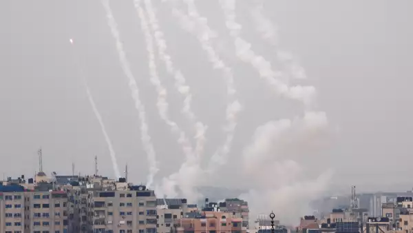 Los cohetes se disparan desde Gaza hacia Israel, en Gaza el 12 de mayo de 2023.