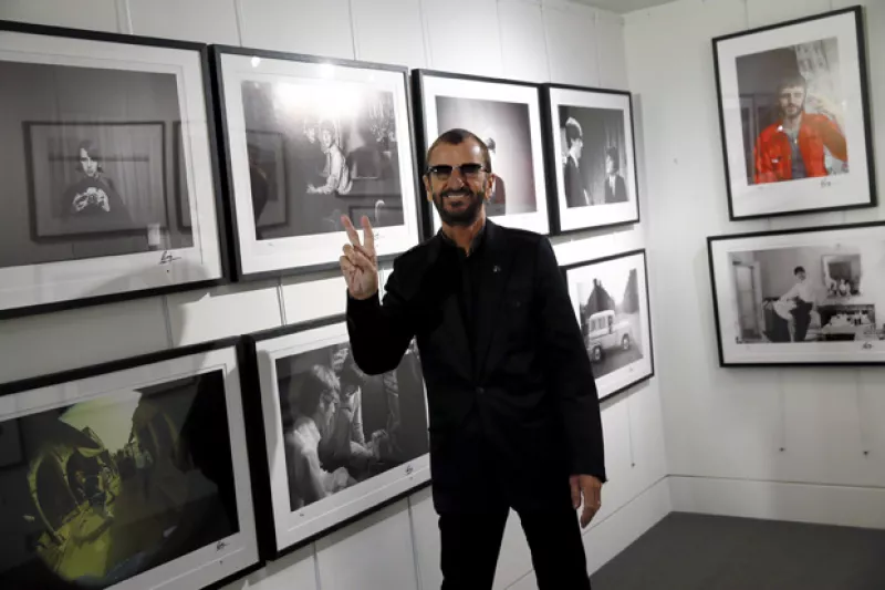 El ex baterista inauguró una exposición de imágenes nunca antes vistas de los integrantes del grupo inglés, además de una recopilación en un libro.