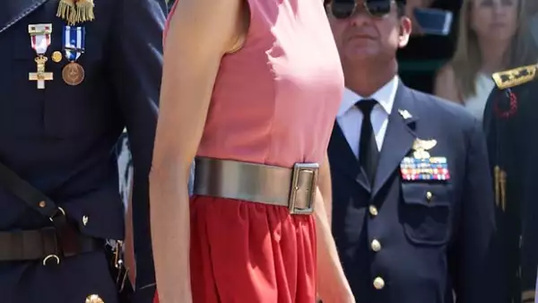 Una fotografía que ha circulado en Twitter mostró un look no tan sofisticado de la reina de España, cuyo gusto para vestir -según expresan varios medios- desacertó en grande.