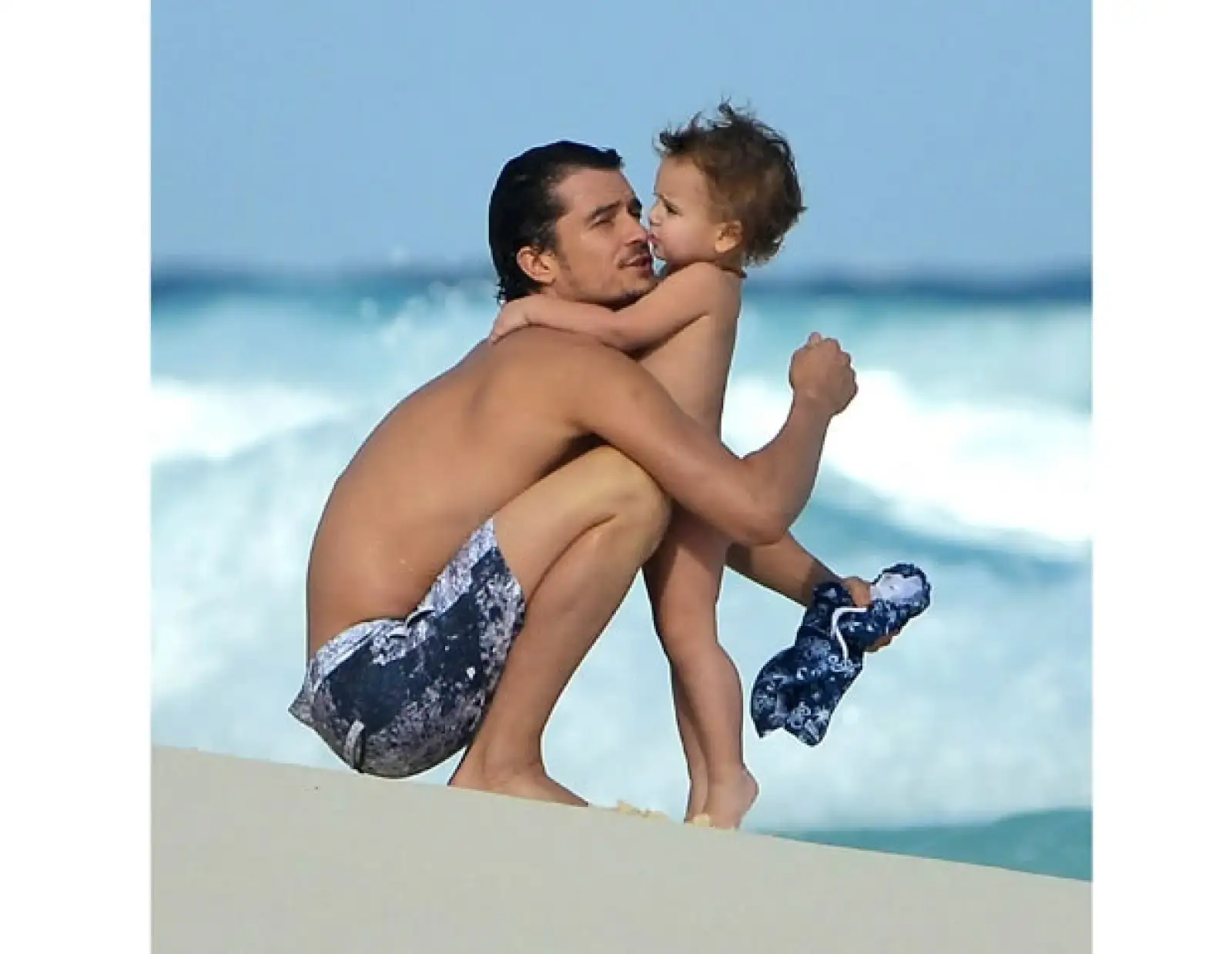 En este viaje a la playa Orlando y Miranda Kerr optaron por dejar a su hijo al natural.