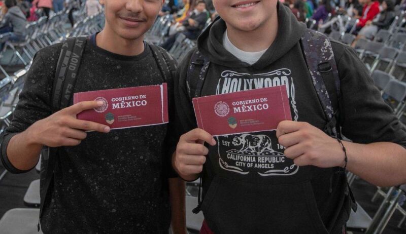 Foto jovenes recibiendo la beca jovenes escribiendo el futuro