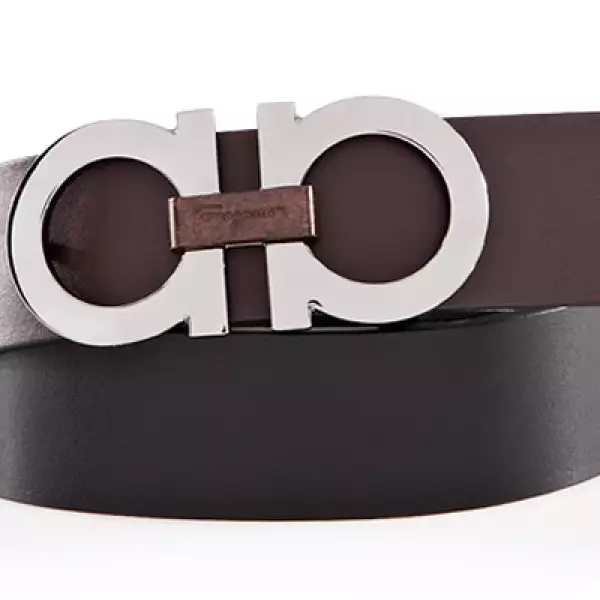 Un cinturó de ancho regular del mismo tono que los zapatos enmarca la silueta de su portador.