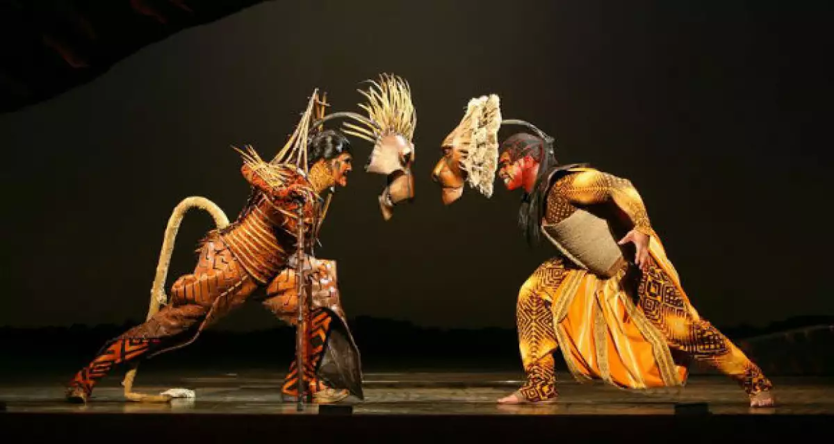 Caracterizaciones originales de Scar (izquierda) y Mufasa (derecha).