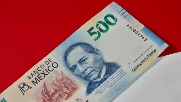El peso mexicano cierra fuerte frente al dólar y la BMV llega a un nuevo récord en 2025