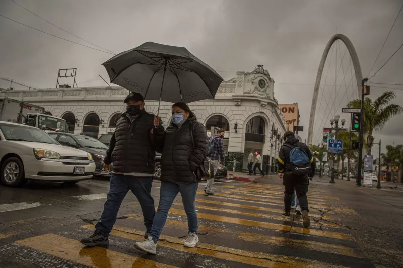 Frente Frío en México 2021: personas caminan abrigadas en la calle