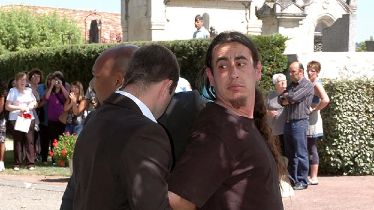 Los guardaespaldas de Nicolas Sarkozy sujetan a su agresor