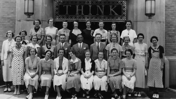 La firma fue pionera en cursos de entrenamiento para mujeres, para que pudieran realizar labores técnicas tradicionalmente encargadas a hombres.