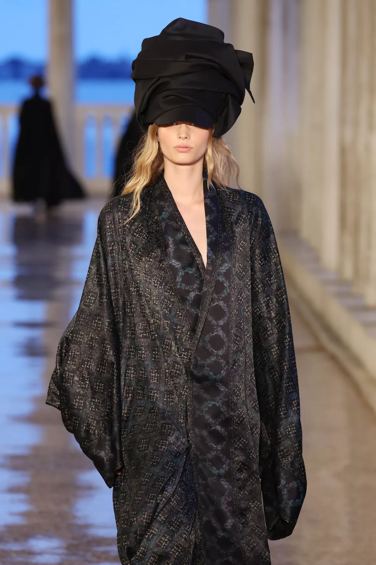 Max Mara presenta su colección resort 2025 en Venecia y es un sueño de texturas