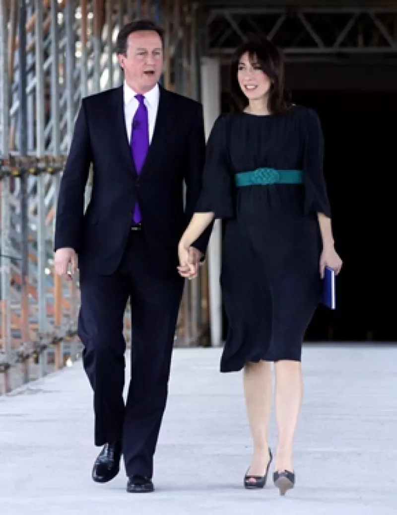 David Cameron y su esposa abandonaron en coches diferentes el lugar donde comieron con unos amigos, lo que creó la confusión de con quién se había ido la niña.