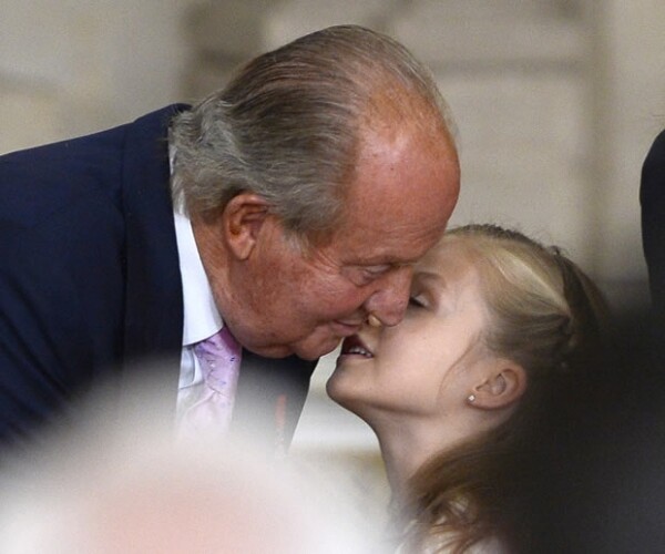 Leonor, nueva heredera a la Corona, dio un beso a su abuelo.