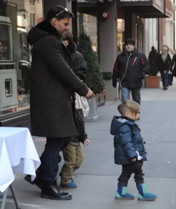 Ricky Martin y sus hijos saliendo del restaurante Nello en Nueva York.