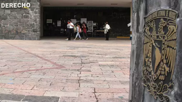 Alumnos de la UNAM, tomaron la Facultad de Derecho y exigen la renuncia de su director Raúl Bustamante.