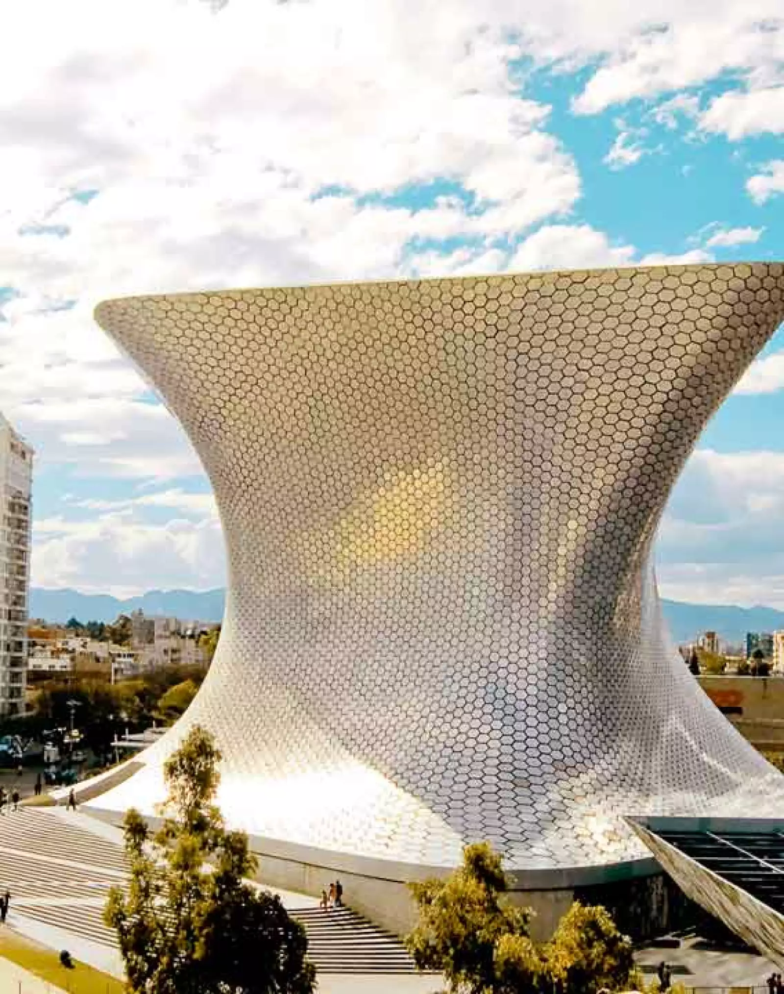 El museo Soumaya se ha convertido en un ícono del poniente de la ciudad y en uno de los trabajos más emblemáticos del arquitecto. Su construcción tuvo un costo de más de 700 millones de dólares.