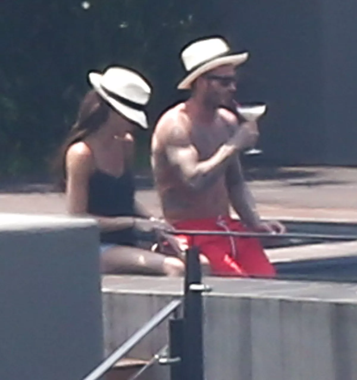 Los Beckham se relajaron entre la piscina, el sol y unos drinks.