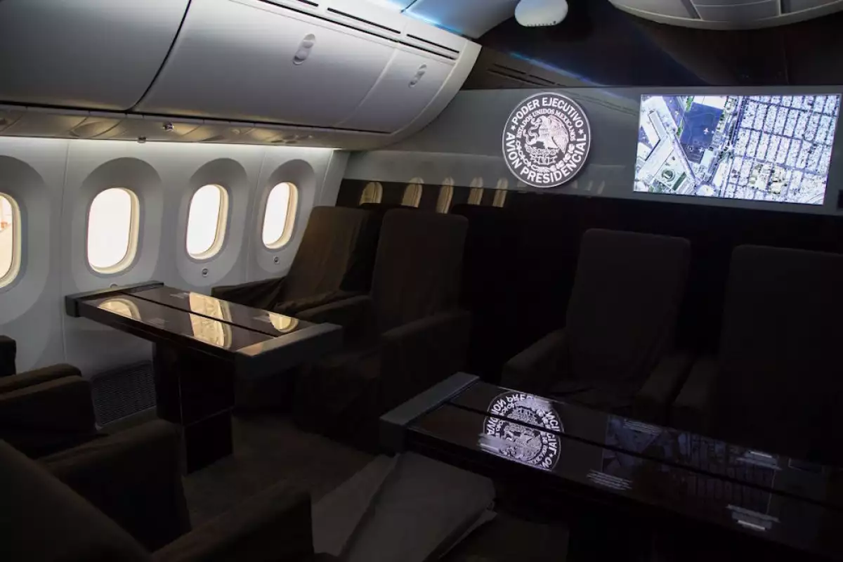 CIUDAD DE MÉXICO, 02DICIEMBRE2018.- El avión presidencial viajará este lunes a las 11 horas con destino a San Bernardino, California donde se resguardará en lo que encuentra comprador, afirmó el director de Banobras, Jorge Mendoza. El Boeing 787-8 “José María Morelos y Pavón” cuenta con una capacidad máxima de 80 pasajeros, fue utilizado por dos años 6 meses para realizar 214 operaciones durante la administración de Enrique Peña Nieto, y recorrió una distancia superior a los 600 mil kilómetros.
FOTO: ILSE HUESCA /CUARTOSCURO.COM