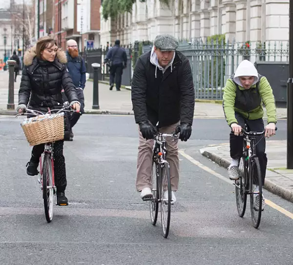Jacqui, Guy y Rocco salieron a dar un paseo en bicicleta.
