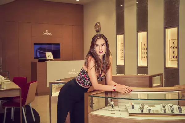 Alessandra Ambrosio en colaboración con Omega