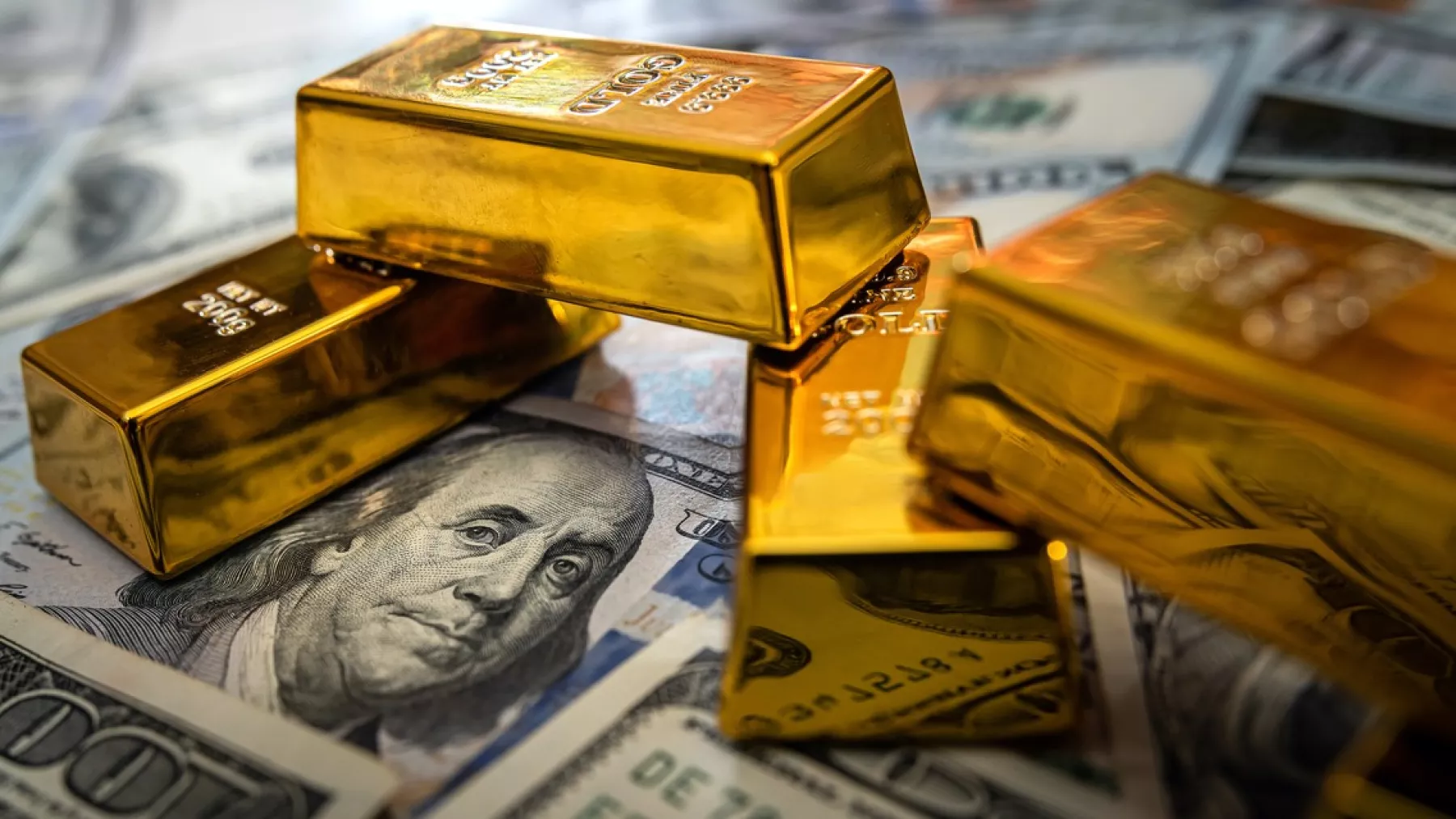 lingote de oro y billetes