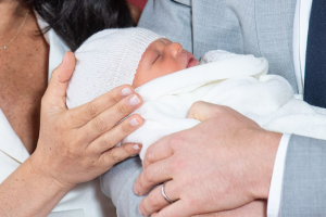 PRESENTACIÓN-ROYAL-BABY-MEGHAN-HARRY3.JPG.png