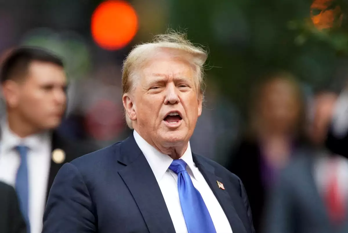 El expresidente estadounidense Donald Trump camina afuera de la Torre Trump después del veredicto en su juicio penal por cargos de falsificación de registros comerciales para ocultar dinero pagado para silenciar a la estrella porno Stormy Daniels en 2016, en la ciudad de Nueva York, Estados Unidos, el 30 de mayo de 2024.