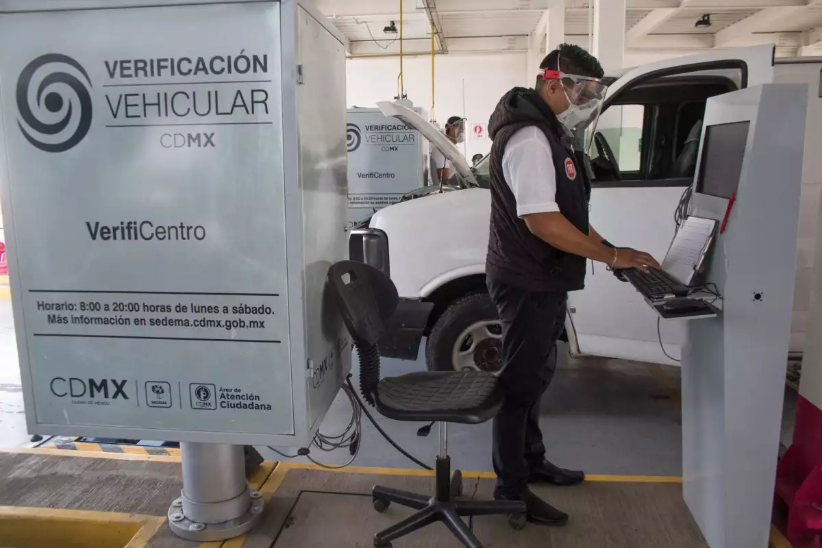 Los verificentros de la capital reabrieron tras permanecer más de cuatro meses cerrados por la pandemia de Covid-19, iniciando operaciones con estrictos protocolos sanitarios para evitar la propagación de esta enfermedad.