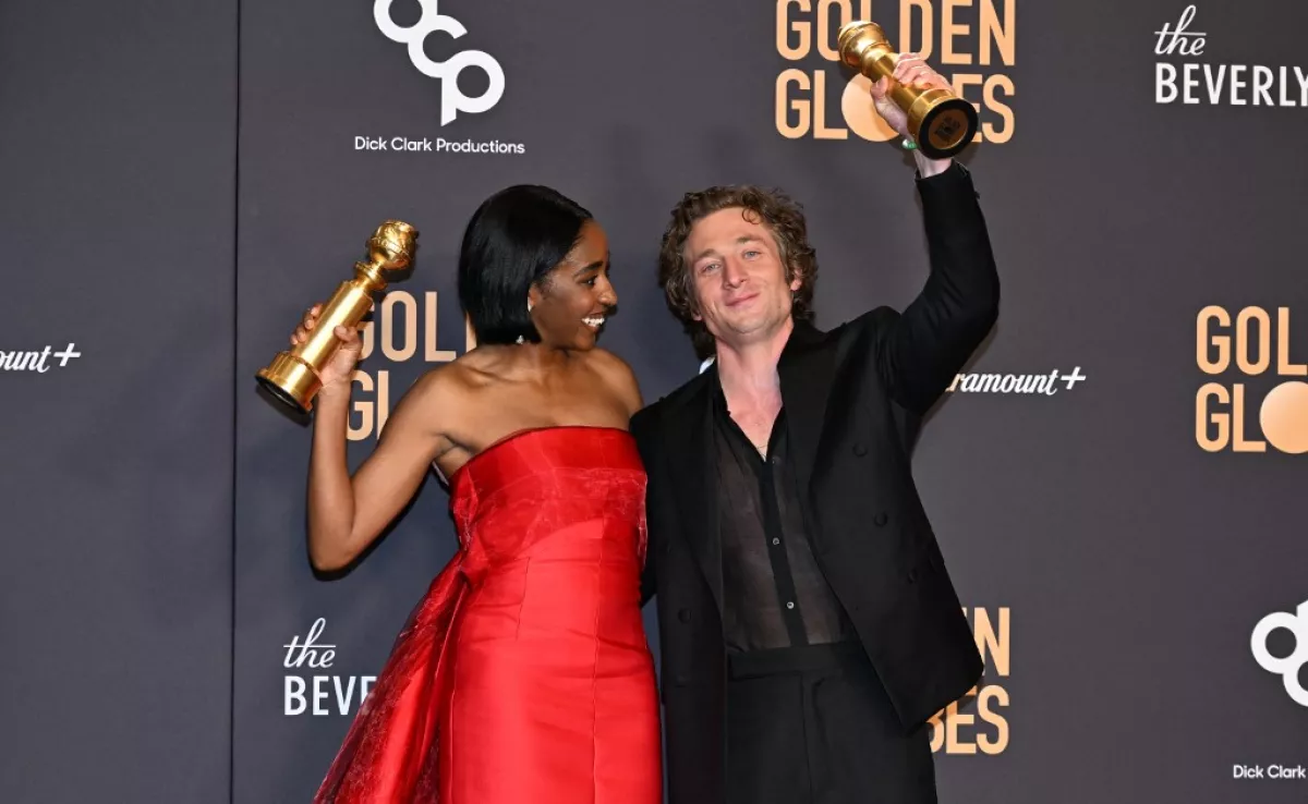 Ayo Edebiri y Jeremy Allen White sostienen sus Golden Globes.