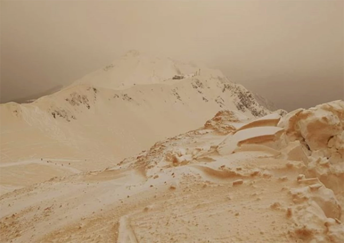 Montañas anaranjadas