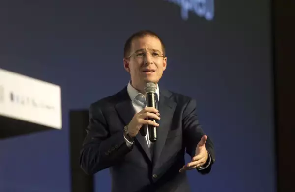 MONTERREY, NUEVO LEÓN, 15JUNIO2018.- En un evento organizado por la CAINTRA y empresarios en Nuevo León, "Diálogos con candidatos presidenciales" Ricardo Anaya, candidato a la presidencia de México, acudió a las instalaciones de CINTERMEX y en su discurso ofreció apliar el metro de la ciudad a diferentes municipios.
FOTO: GABRIELA PÉREZ MONTIEL /CUARTOSCURO.COM