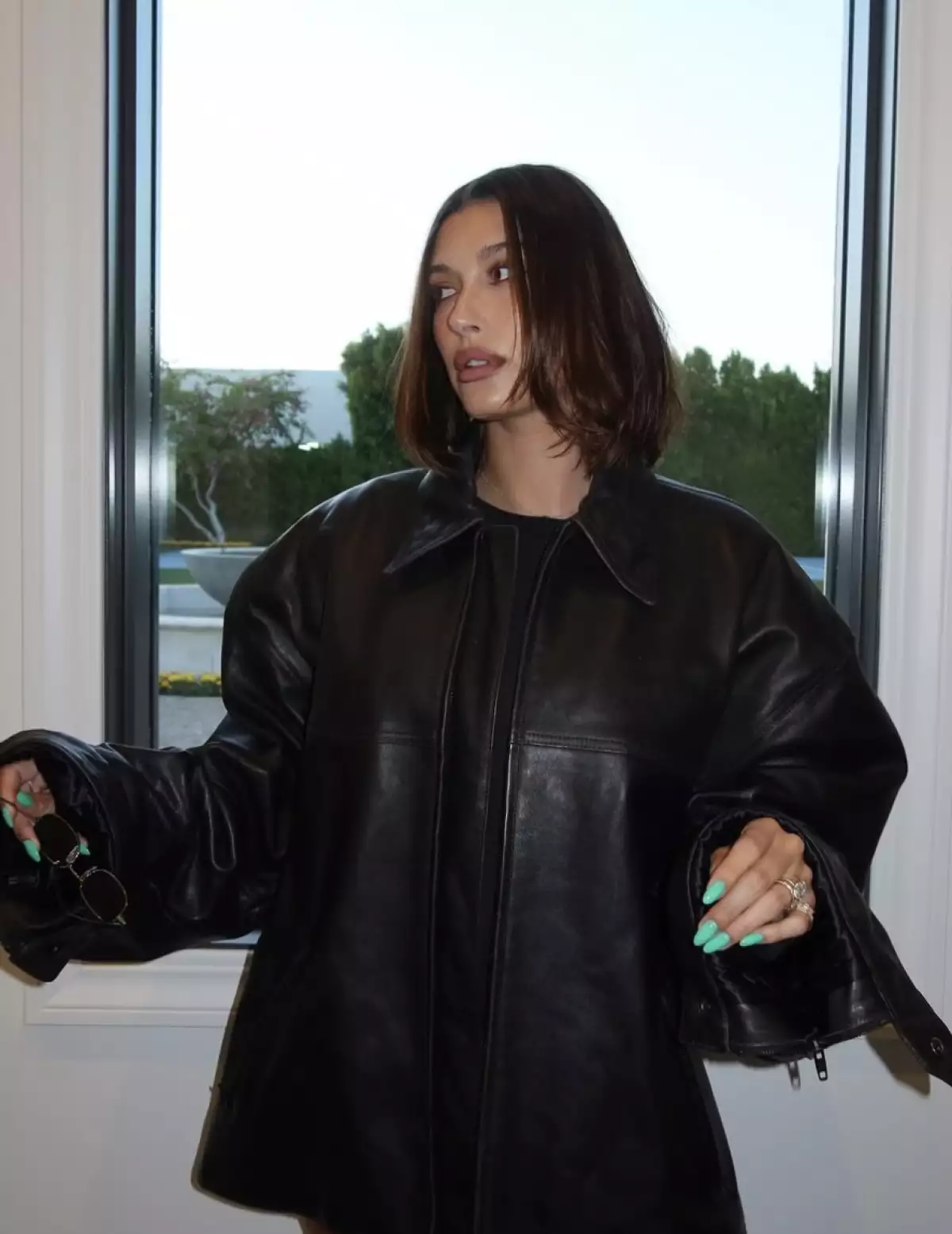 foto 4 hailey bieber leather .png