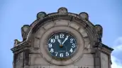 Edificio con un reloj.