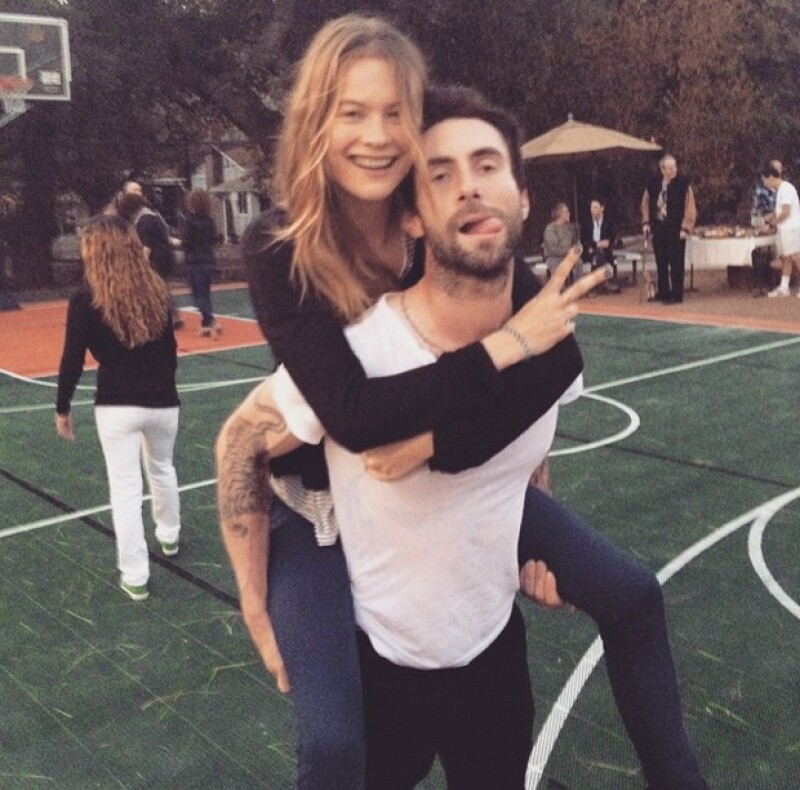 Behati Prinsloo demuestra que lleva una relación divertida con Adam Levine.