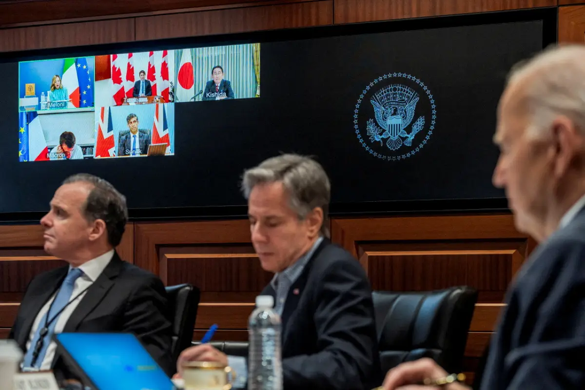 El presidente de los Estados Unidos, Joe Biden, y el secretario de Estado de los Estados Unidos, Antony Blinken, asisten a una reunión de vídeo con los líderes del G7 para discutir el ataque iraní a Israel en la Casa Blanca en Washington, EE. UU., el 14 de abril de 2024.