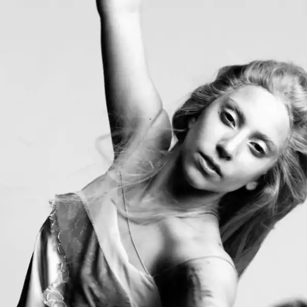 Lady Gaga no sólo se hizo famosa por su canciones, sino por los performance que son cada uno de sus conciertos.