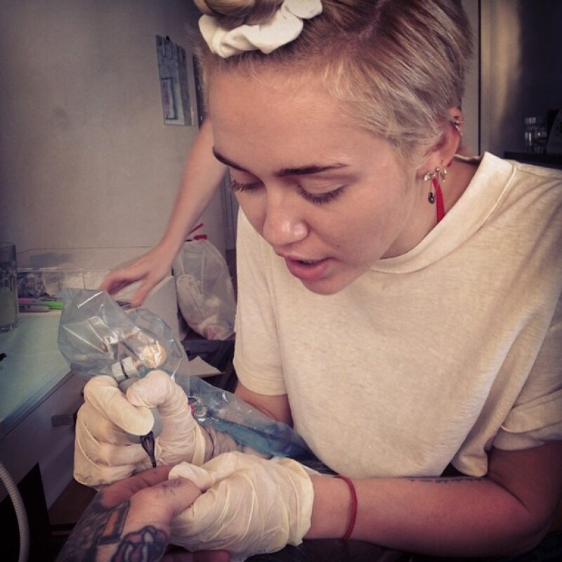 Miley Cyrus tatuó a su amigo Bang Bang una luna creciente.