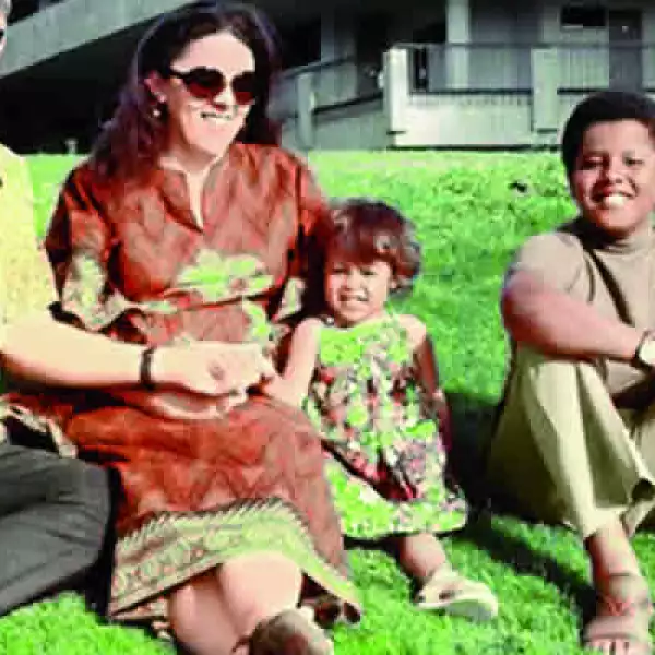 Obama con el abuelo paterno, su madre Stanley Ann y su media hermana Maya, en su casa de Hawai, en 1973.