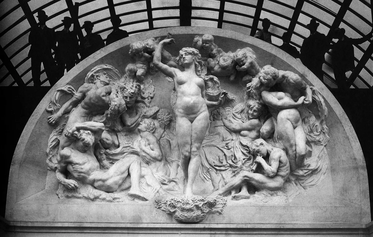 "La Armonía" es la obra cumbre del conjunto escultórico monumental que decora el tímpano de la fachada principal. Esta magistral pieza de mármol de Carrara no es solo un adorno, sino una compleja alegoría sobre el espíritu humano, la música y las pasiones creada por el artista italiano Leonardo Bistolfi.