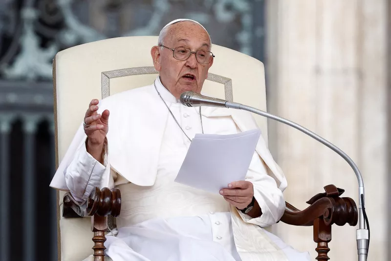 El Papa Francisco asiste a la audiencia general semanal, en la Plaza de San Pedro en el Vaticano, el 22 de mayo de 2024.