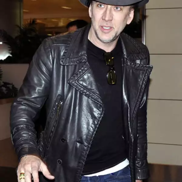 El actor Nicolas Cage traía un look un poco detectivesco cuando aterrizó en el aeropuerto Ataturk de Estambul, en Turquía.